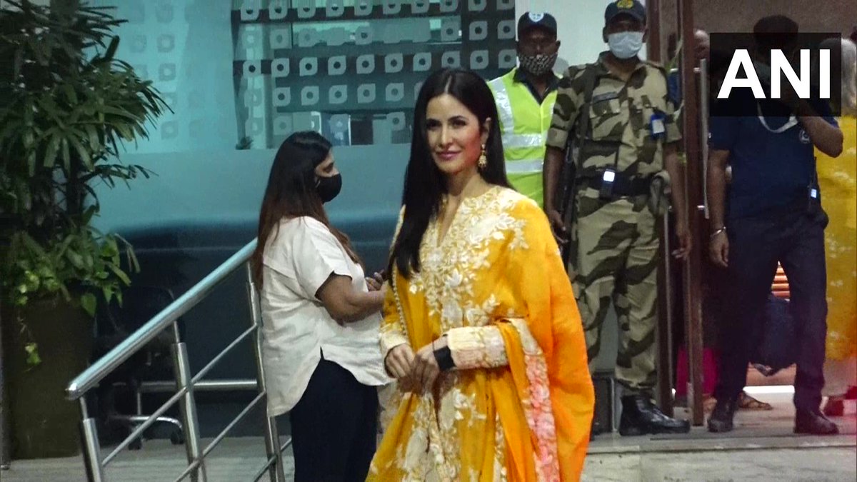 ANI's tweet photo. Actors Vicky Kaushal and Katrina Kaif leave from Mumbai for their wedding in Sawai Madhopur, Rajasthan https://t.co/Pymtn7qcnp