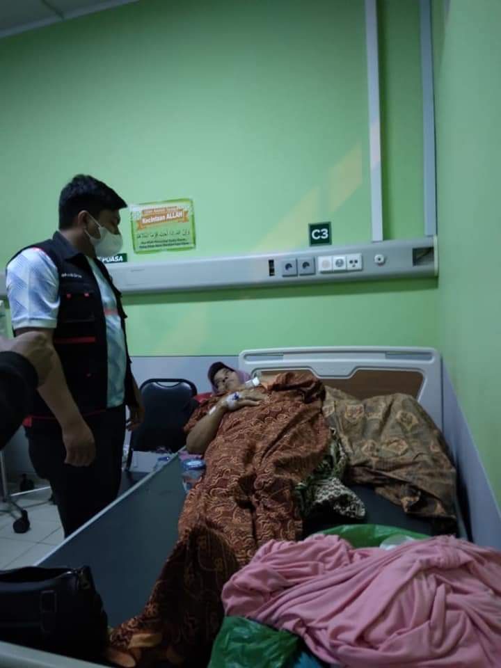 rakan_tarmizi's tweet photo. Mlam ini Rakan Tarmizi, SP menjenguk psien di RSZA yg brasal dri Aceh Barat:
1. Ibu Rusnawiyah dri Gp. Tingkeum Panyang, Woyla.
2. Ibu Narasuan dari Gp. Keutambang, Pantee Ceureumen.

Smoga Allah smbuhkn sluruh psien dan keluarga psien dberi ksabaran. Aamiin
#AwakDroe
#PartaiAceh https://t.co/Dzl5YHmNdp