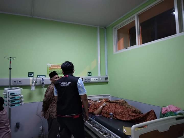 rakan_tarmizi's tweet photo. Mlam ini Rakan Tarmizi, SP menjenguk psien di RSZA yg brasal dri Aceh Barat:
1. Ibu Rusnawiyah dri Gp. Tingkeum Panyang, Woyla.
2. Ibu Narasuan dari Gp. Keutambang, Pantee Ceureumen.

Smoga Allah smbuhkn sluruh psien dan keluarga psien dberi ksabaran. Aamiin
#AwakDroe
#PartaiAceh https://t.co/Dzl5YHmNdp