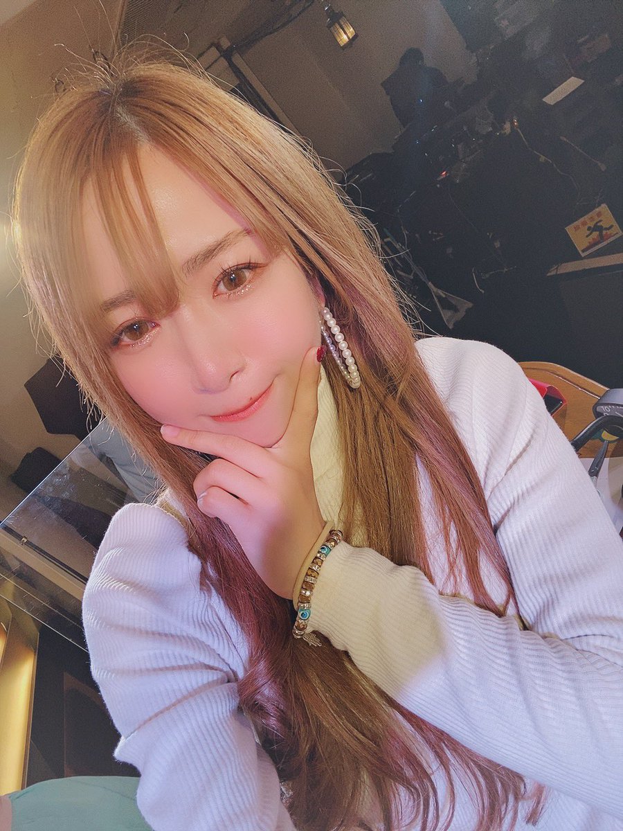 1ho1118's tweet photo. なんか普段気を張っているんですが今日は久々にお酒というアイテムと友達になっていい夢をみました🍺
まゆちゃんゆうちゃんとお金の話、おもらしの話をメインにたくさん語り散らかしましたので見なくてもいいですが見てもいいです！シリーズ化しそうなので見とけ〜💕
https://t.co/IMGZYS9nCl https://t.co/gh8AwKeuGx