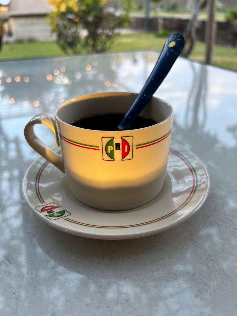 Y todo se iluminó excepto una buena taza de café, donde parecía aferrarse lo poco que aún quedaba de la noche.

Buen día para tod@s, #VamosADarle.