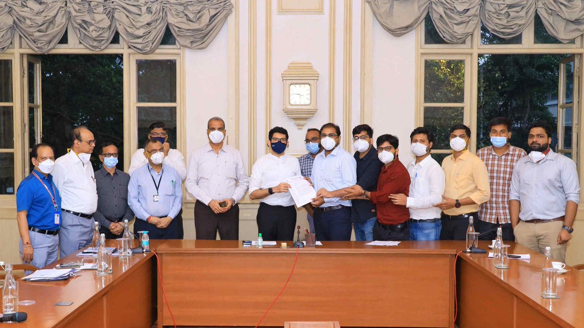 राज्य शासन #निवासीडॉक्टर्स च्या मागण्यांबाबत सकारात्मक भूमिका घेत आहे. त्यामुळे महाराष्ट्रातील निवासी डॉक्टर्सनी आंदोलन मागे घ्यावे, असे आवाहन पर्यावरणमंत्री <a href="/AUThackeray/">Aaditya Thackeray</a> यांनी केले. त्यांच्या आवाहनाला #मार्ड च्या सदस्यांनी सकारात्मक प्रतिसाद देत आंदोलन मागे घेण्याची ग्वाही दिली.