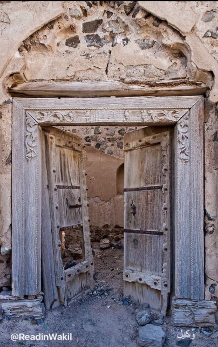 میرے اجداد کےگرتے ہوئے
اس حُجرے کےاندرایک 
صندل کےصندوق میں ہرن کی 
کھال پرلکھا ہوا شِجرہ بھی رکھا ہے 
جس پرلاجوردی دائروں میں 
زعفرانی روشنائی سے میرےسارے اقارب کے مُقدّس نام لکھے ہیں 
مگر ایک دائرہ ایسا بھی ہے
جس سے لگتا ہےکچھ کُھرچاگیاہے
میں اُسی کُھرچے ہوئےلفظوں کا 
وارث ہوں۔