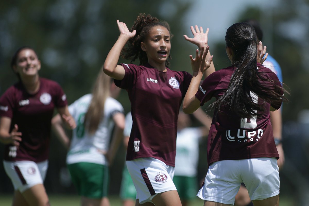 guerreirasgrena's tweet photo. As Guerreirinhas sub-14 fizeram seu primeiro jogo na Liga de Desenvolvimento e golearam a Chapecoense por 5 a 0, com três gols de Kauane, um de Micaelly e Yasmin. Na próxima rodada, a Ferroviária enfrenta o Santos, quarta (08), às 8 horas.

📸 Adriano Fontes/CBF https://t.co/E5KQaVuA6y
