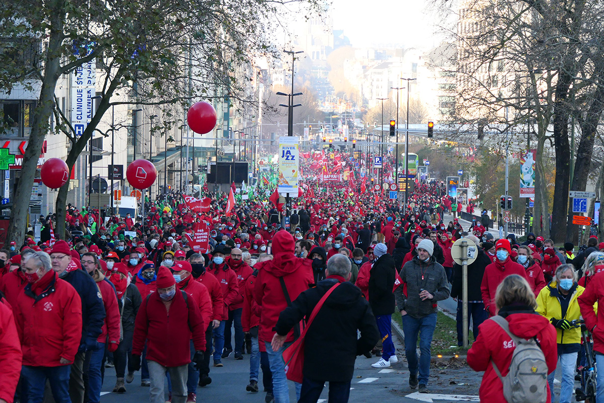 FGTB_CG's tweet photo. Plus de 6000 militants dans les rues de Bruxelles ce #6dec pour des #salairesjustes et défendre nos #libertéssyndicales. Sans libertés syndicales, pas d’avancées sociales! #syndicalistespascriminels ✊ https://t.co/NmlgO8Zlho