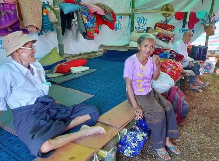 miN13700's tweet photo. In #Kyaukme township, northern Shan State, about 700 IDPs who have fled the fighting &amp; have not been able to return home, are in need of blankets &amp; warm clothes for this winter &amp; food
#HelpMyanmarIDPs @ICRC
#Dec6Coup @UNinMyanmar
#WhatsHappeningInMyanmar
@UNICEFMyanmar @Refugees https://t.co/Dj2E8JmY8V