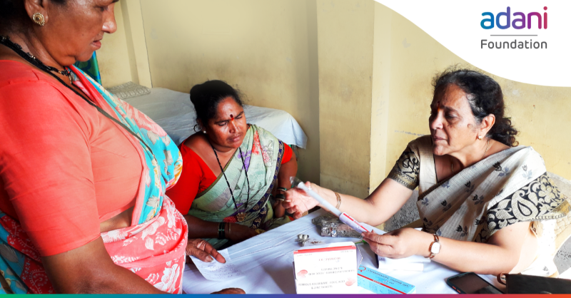 AdaniFoundation's tweet photo. महाराष्ट्रातल्या रायगडमधील राजपुरी गावातील सार्वजनिक आरोग्य केंद्रांमध्ये सुविधा नसल्याने तिथल्या स्त्रियांना 50 KM लांब जायला लागायचे. आम्ही गावातल्या स्त्री-रोग उपचार केंद्रामध्ये #हेल्थकॅम्प आयोजित केला. या शिबिरात ९० महिला सहभागी झाल्या.गावकऱ्यांनी या उपक्रमाचे स्वागत केले. https://t.co/XHU2iCj6Td