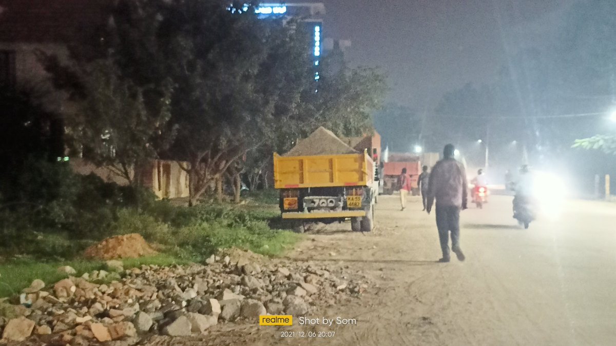 som1175's tweet photo. @bwaditrafficps sir/madam,this is the situation of heavy vehicles parked where residential houses are located also near the Konkan samudaya bhavan, kindly take necessary action to clear this mess https://t.co/WWlAup8jBF