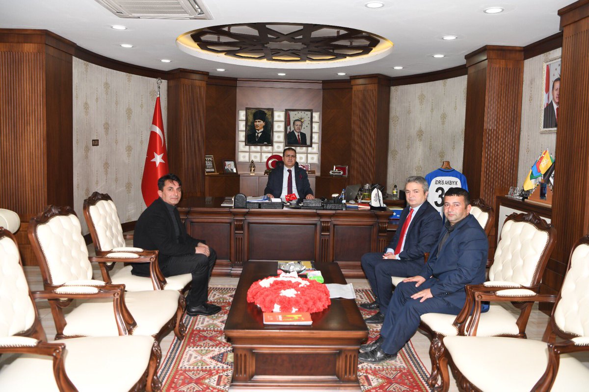 Hakkari küçük sanayi sitemizin büyük problemi olan çamur,toz ve çukurlarından arındıran büyük çalışma ve çabalarından dolayı sayın valimiz İdris AKBIYIK’A sanayi esnafı adına teşekkürlerimizi sunduk.<a href="/idrisakbiyik/">Dr. İdris AKBIYIK</a> <a href="/suleymansoylu/">Süleyman Soylu</a> <a href="/RTErdogan/">Recep Tayyip Erdoğan</a>