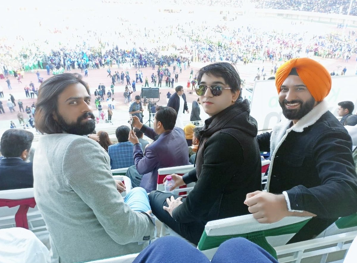 جو لوگ کہتے ہیں کہ خان صاحب کی مقبولیت میں کمی آئی ہے وہ اپنا دماغی معائنہ کروائیں - میں کامیاب جوان اسپورٹس ڈرائیو افتتاحی تقریب کا عینی شاہد ہوں - اسٹیڈیم کھچا کھچ بھرا ہوا تھا ٫ اسٹوڈنٹس خان کی ایک جَھلک کو مرےجا رہے تھے - یکدم مہنگائی کا رونا کہاں گیا میری سمجھ سے باہر ہے 👇