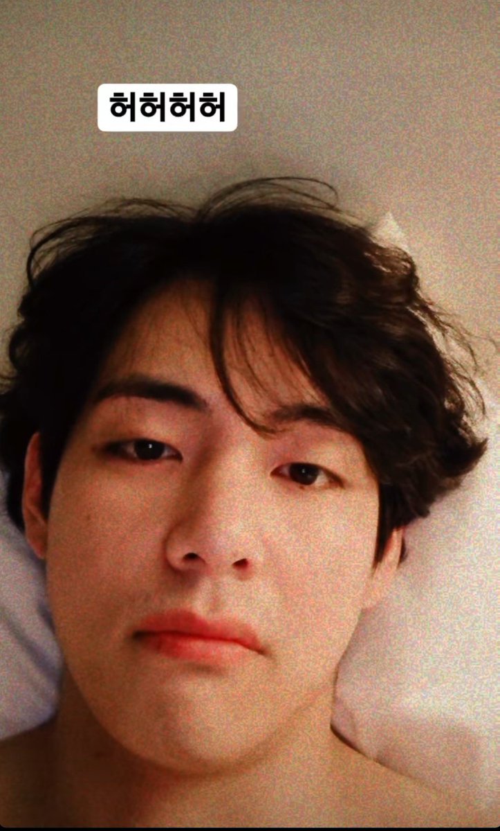 nhii_94's tweet photo. Không mặc áo🙈 đề nghị anh Kim quay xuống dưới thêm 1 tí nữa🤭

@BTS_twt #BTS #BTSARMY https://t.co/FBstmRCpoJ