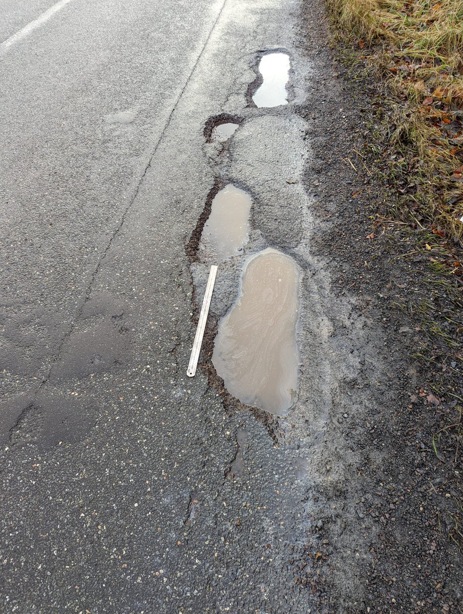 ewanjohnstone's tweet photo. @Aberdeenshire there are some awful potholes on the B9170 at old Meldrum. I took photos today to prove that they are still there despite your roads department closing my ticket to say they are repaired. This is unacceptable to lie and close the issue. https://t.co/jewnYzAxcb