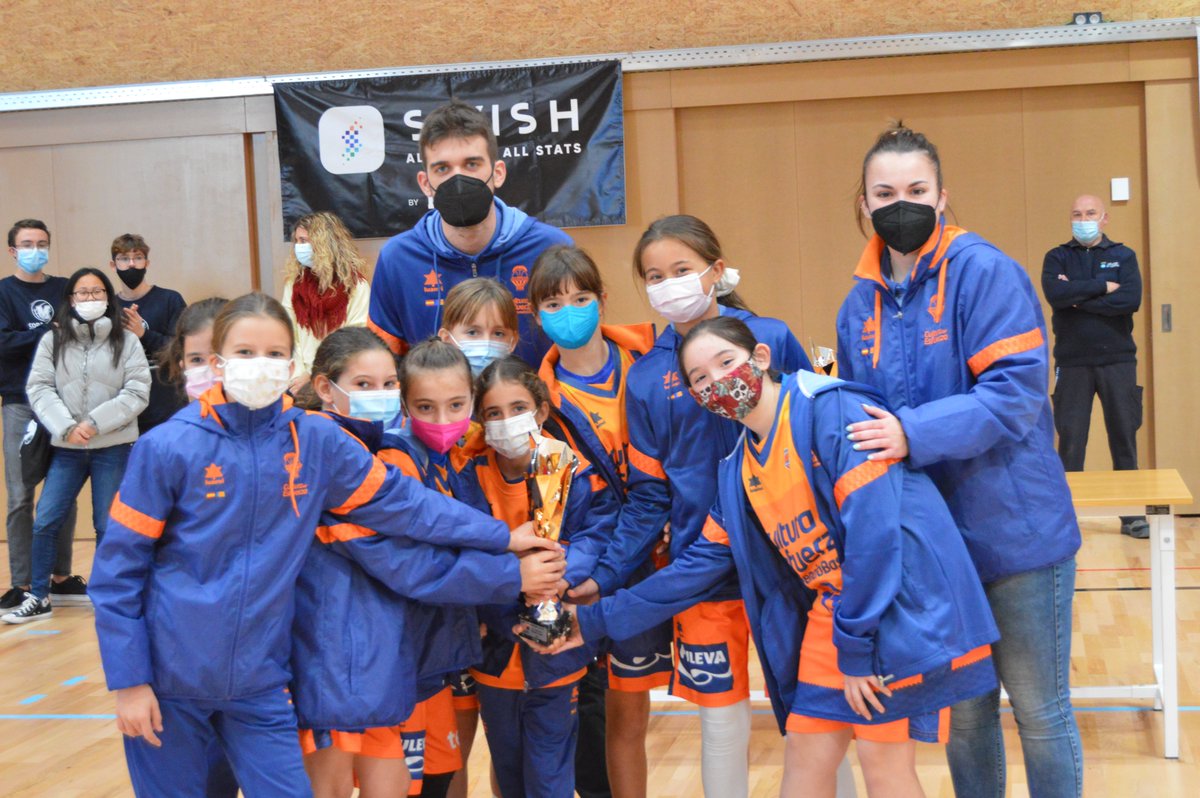 CopaMaresme3V's tweet photo. 🏆 Valencia Basket SOTSCAMPIÓ DE LA #CopaMaresme21 categoria #PreMiniFem

🆙🤝Fa entrega del guardó, Carles Canals director tècnic de la @CopaMaresme3V   #CopaMaresme21 #ImproveSports https://t.co/dUqUatDNhK