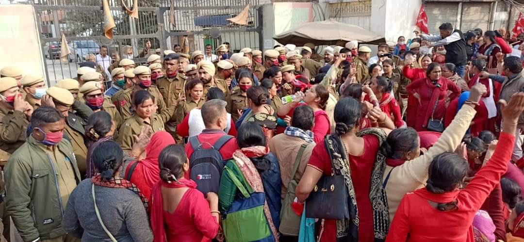 Not many news channels are covering it but there is big protest going on outside #AnilVij Home Minister #Haryana’s House. Thousands of #ASHA workers sitting  on protest. #FarmersProtest @INCHaryana @nehajoychauhan @Mehboobp1 @reshma_alam9 @SaralPatel