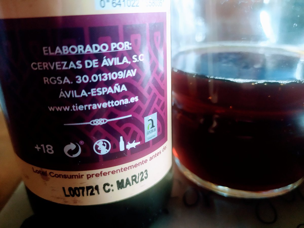 Msol59's tweet photo. 😃Pues mira! Q alegría me ha dado encontrar esta cerveza #ScothAle #TierraVettona 🍺#Ávila 😋😋😋😋 RiquíIiiiisima cerveza tostada!!😋🤤q compré en el #MedievalAbulense!Os la recomiendo!👌🏿😃😋 Compraré más!🤤😅
A vôtre Santé!😉👍🏾Y q nos dure mucho la #ConstitucionEspanola 🇪🇦✌🏾😘 https://t.co/RnoMp9l3GU