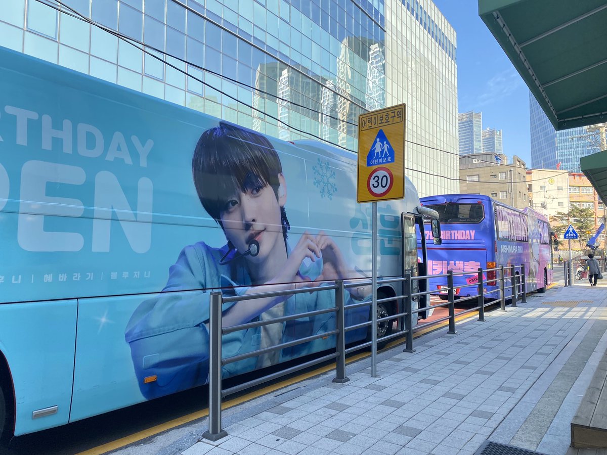 รถบัสซองฮุนกับนิกิอยู่ข้างกัน น่ารักมาก ╥﹏╥