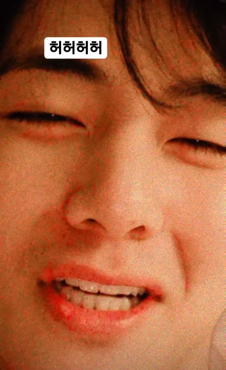 nhii_94's tweet photo. Không mặc áo🙈 đề nghị anh Kim quay xuống dưới thêm 1 tí nữa🤭

@BTS_twt #BTS #BTSARMY https://t.co/FBstmRCpoJ