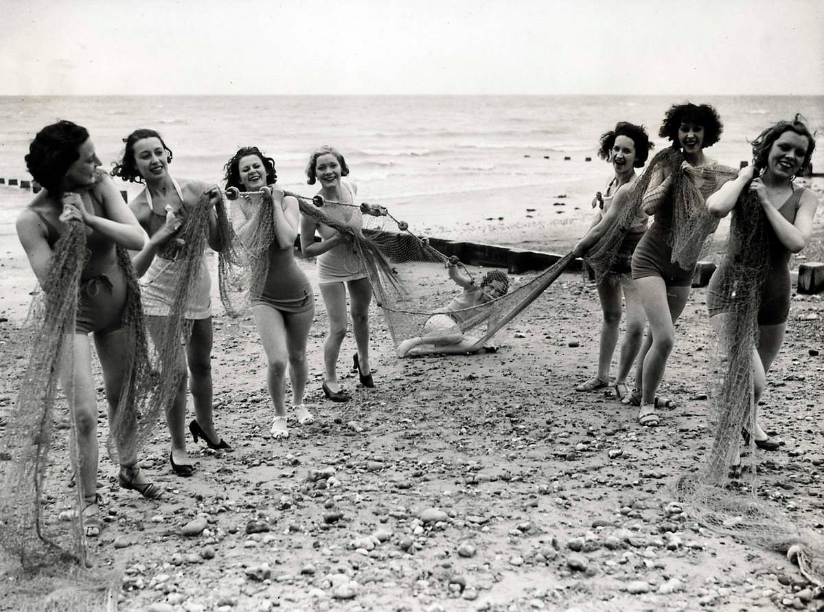 zeitpunkte's tweet photo. A good catch
Worthing seaside resort, Sussex, England 1930-1935
Source: The Memory of the Netherlands

#vintage #history #1930s #beach #england https://t.co/FDNHb6iKKv