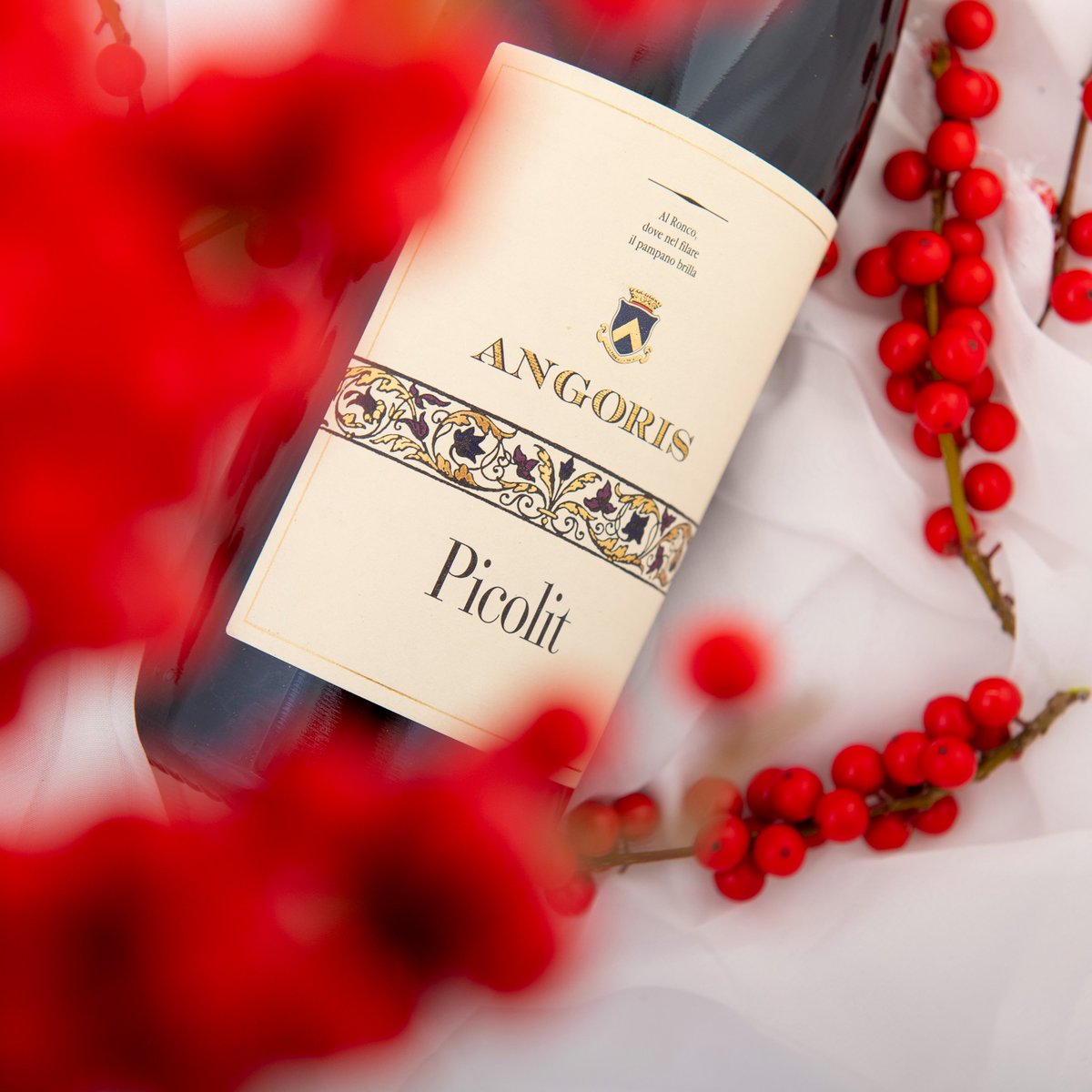 TenutaDiAngoris's tweet photo. La corona sullo stemma di Angoris 👑
Il nostro Picolit è il vino ideale per accompagnare le festività natalizie 🎄🎁
#angoris #tenutadiangoris #winery #cormons #colliorientali #friuliwines #picolit #natale #christmas #holiday #dinner #winelover #winetasting #winetime #wine https://t.co/Zuyja7FVtE