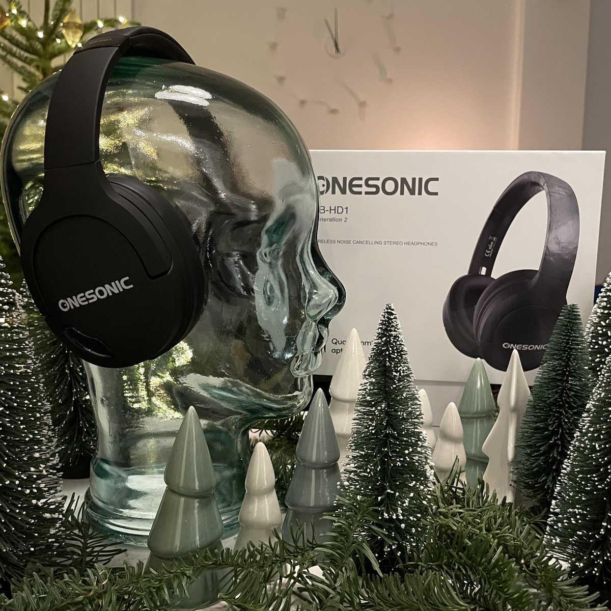 Onesonicaudio's tweet photo. The perfect gift for music lovers! Get the new ONESONIC BB-HD1 Gen 2 noise cancelling headphones for β¬79.99, while stocks last #AtOneWithSound #ChristmasGifts #Christmas #headphones
https://t.co/NoKYW22lwH https://t.co/SvdmoUrEUG