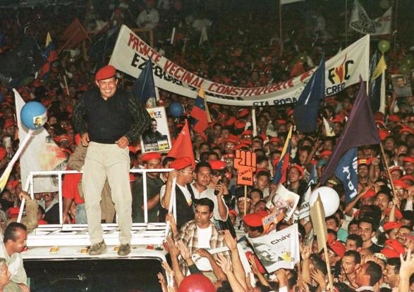 delcyrodriguezv's tweet photo. Bajo la consigna "Con Chávez manda el pueblo" y con la propuesta de una Asamblea Constituyente, nuestro Cmdte. Chávez recorrió el país en la campaña electoral hasta lograr la victoria en las presidenciales de 1998. La Patria comenzó a transitar un camino de inclusión y justicia. https://t.co/3zkdQy3z3o