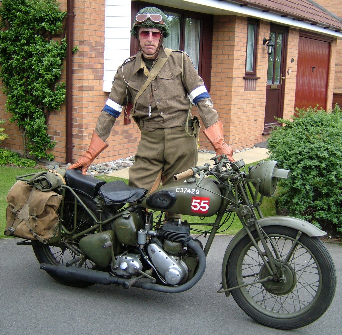 pitheadbaths's tweet photo. @coal_legacies @scotthu22885171 If it’s military day here’s my 1940 Triumph 3SW despatch riders bike! #Triumph #bikes #motorcycling #WWII #despatchrider https://t.co/oaEOvCUU4T