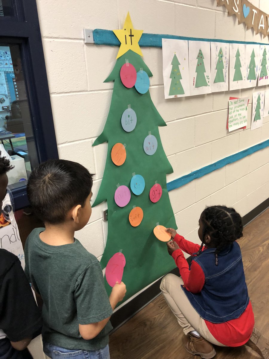 mrstaylor_fce's tweet photo. We are working together and staying on task to decorate our “it” word family tree. @HumbleISD_FCE #MakeDecemberMagic https://t.co/tDpooGlE64