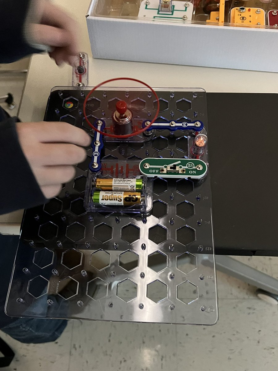 MrBoscan's tweet photo. Busy building snap circuits today in class! https://t.co/dGQNTV0U9N