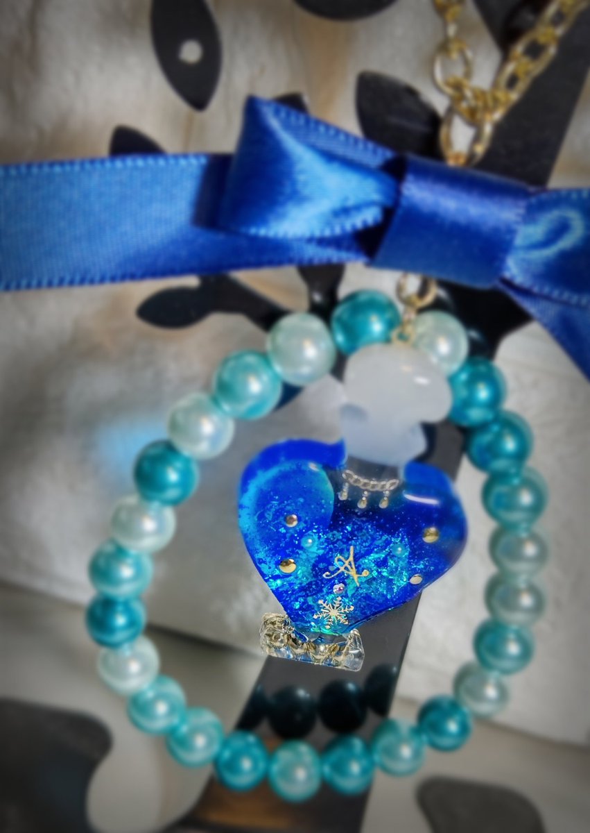 4cremember's tweet photo. アリシアブルーのパフューム
アリシアブルーは王家の物しか身につけられない貴重な青。
少女アリシアはその青を惜しげも無く使い、振る舞う。
今くらいは、王家だけでない、みんなのアリシアの青になれ。
そんな思いを込めて、少女は大きなリボンを揺らす。
深い青に隠された、爽やかな青のように https://t.co/wjFGMBLBhR