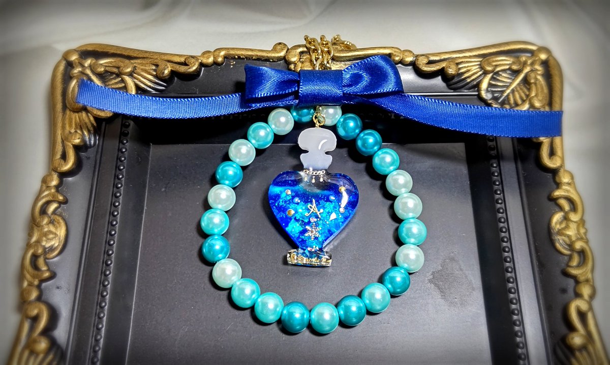 4cremember's tweet photo. アリシアブルーのパフューム
アリシアブルーは王家の物しか身につけられない貴重な青。
少女アリシアはその青を惜しげも無く使い、振る舞う。
今くらいは、王家だけでない、みんなのアリシアの青になれ。
そんな思いを込めて、少女は大きなリボンを揺らす。
深い青に隠された、爽やかな青のように https://t.co/wjFGMBLBhR
