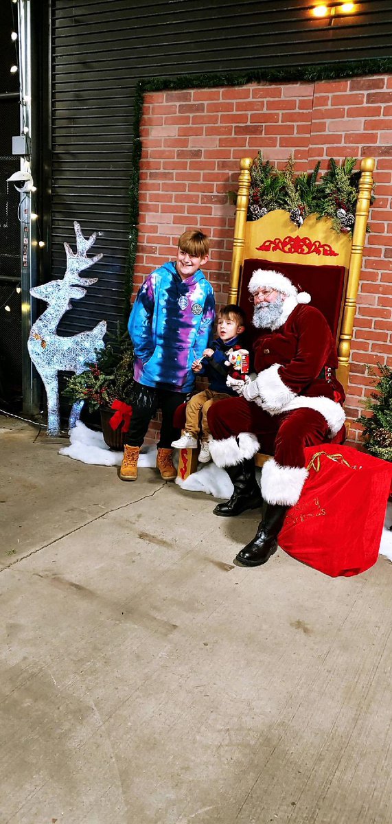 mayra_saqui's tweet photo. Santa came this weekend to @hd_quincyadams #givinbacktothecommunity  Thank you to Santa helper sally,Melissa,Dave,kaylee            Sylvia,Hadar,Sam,oldshame @rodick_annette @Mike_Attar https://t.co/mP4hIAEOAR
