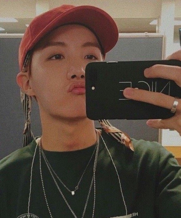 fltvv's tweet photo. акция: фото и поцелуй 
#ARMYSelcaDay https://t.co/y5UjEM770d