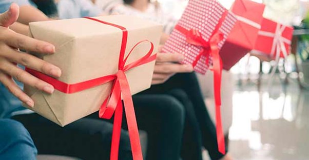 Alternatives to Traditional Gift Giving 🎁
 
living.alot.com/Family/10-Alte…