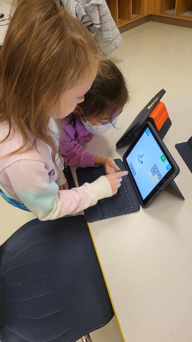 ICDomenech's tweet photo. Hour of Code fun in 2nd grade!!! Problem solving and collaboration in full blast. @KellerISDAdvAca @RidgeviewKISD https://t.co/ciapiCF6wc