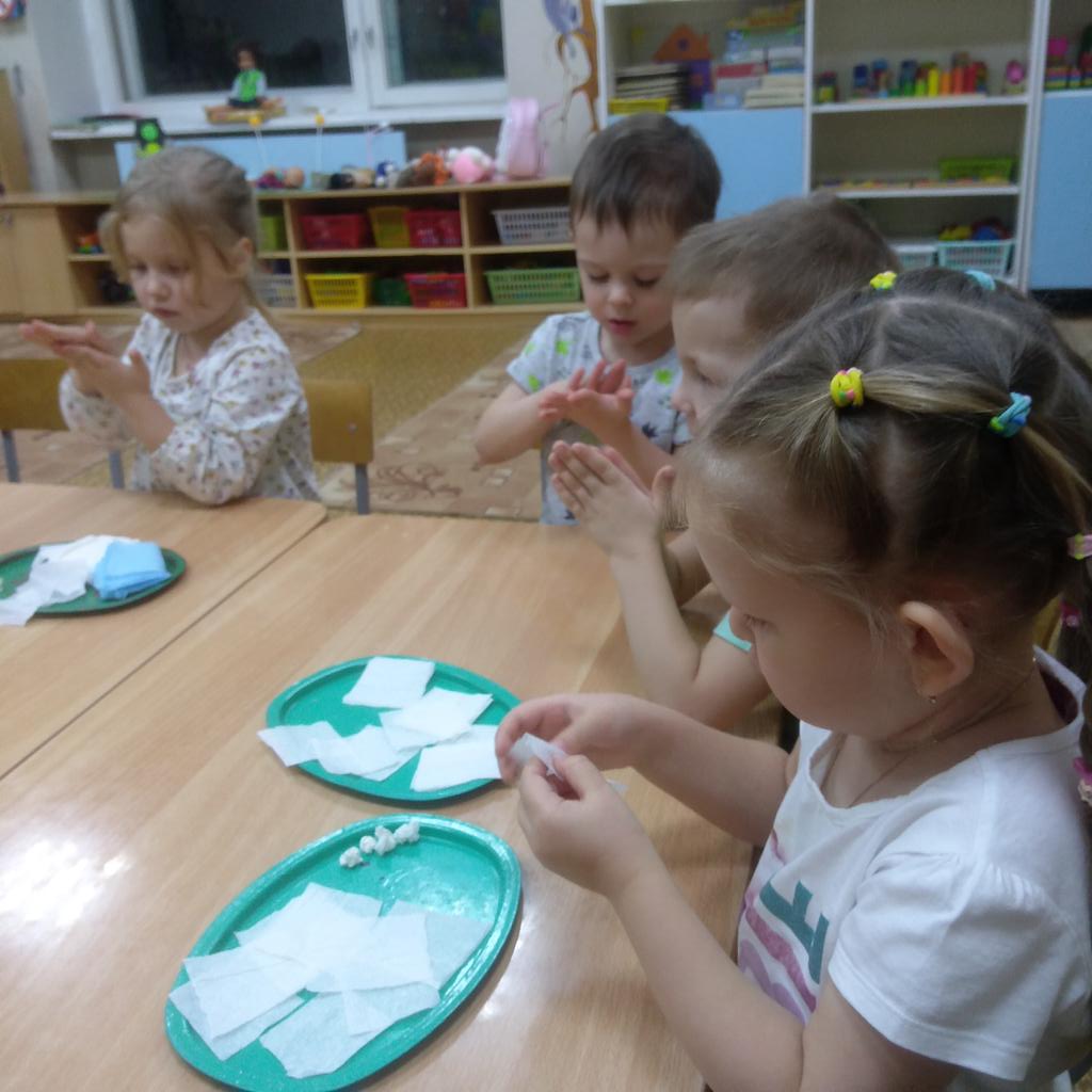 Снеговик, снеговик!
Ты откуда здесь возник?
Чудесного снежного красавца дети смастерили из бумажных салфеток. Кручение салфеток - один из видов нетрадиционной работы с бумагой.