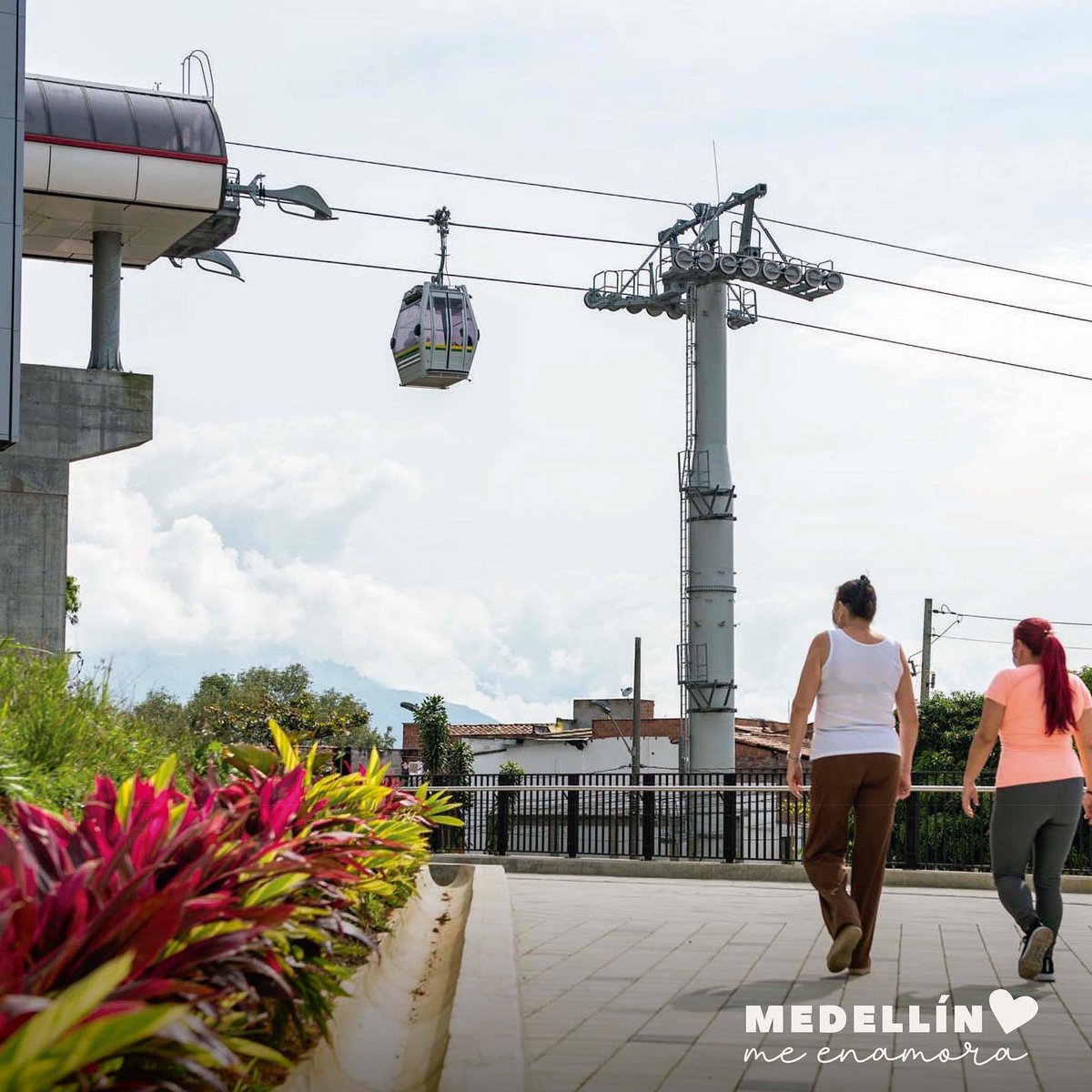 AlcaldiadeMed's tweet photo. ¡Espectacular! No hay otra palabra para describir lo que significa el #MetrocablePicacho 🚠 para nuestra ciudad y el mundo. Esta obra beneficia a 420.000 habitantes de las comunas 5 y 6, y reduce 979 toneladas de CO2 al medioambiente cada año. #Ecociudad 🌻🌺🌿 https://t.co/ZWm6m8Me5W