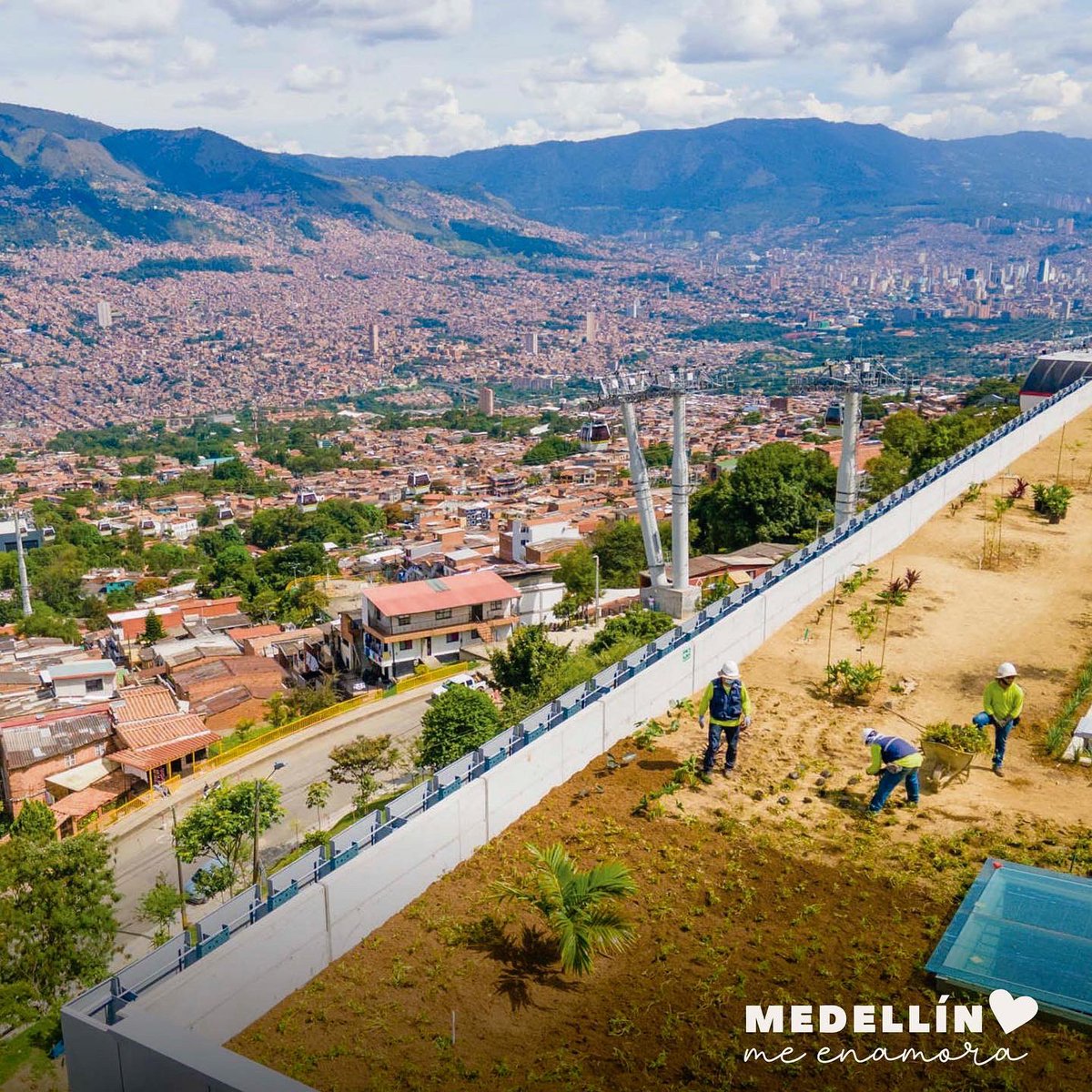 AlcaldiadeMed's tweet photo. ¡Espectacular! No hay otra palabra para describir lo que significa el #MetrocablePicacho 🚠 para nuestra ciudad y el mundo. Esta obra beneficia a 420.000 habitantes de las comunas 5 y 6, y reduce 979 toneladas de CO2 al medioambiente cada año. #Ecociudad 🌻🌺🌿 https://t.co/ZWm6m8Me5W