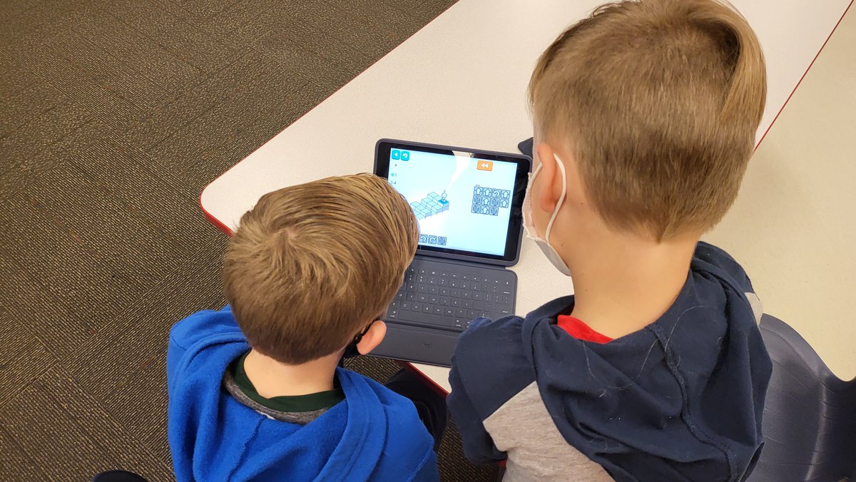 ICDomenech's tweet photo. Hour of Code fun in 2nd grade!!! Problem solving and collaboration in full blast. @KellerISDAdvAca @RidgeviewKISD https://t.co/ciapiCF6wc