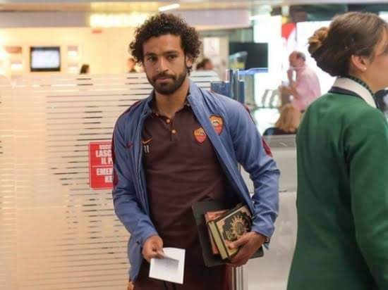 احنا مبنشربش خمرة مش عشان نفسنا مبتروحلهاش يا صلاح مبنشربهاش عشان =

لعن الله الخمر، وشاربها ، وساقيها ، وبائعها ، ومبتاعها ، وعاصرها ، ومعتصرها ، وحاملها ، والمحمولة إليه ، وآكل ثمنها.
لو فتحت المصحف اللي مكانش بيفارقك في البدايات مع كل ظهور كنت هتلاقي إن الخمر رجس من عمل الشيطن