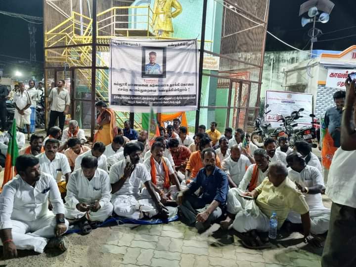 kMfqGaVuxhXEY1v's tweet photo. அப்பாவி கல்லூரி மாணவர் மரணத்துக்கு நீதி கேட்டு இரவும் தொடரும் போராட்டம்

#JusticeForManikandan https://t.co/S5xC6zAcCX