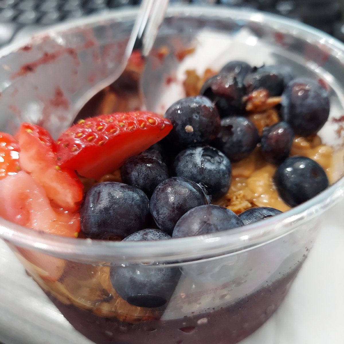 Cait_Eli's tweet photo. Best Smoothie Bowl, ever. #betterblends #healthylooksgoodonyou https://t.co/ov5ZS2plKD