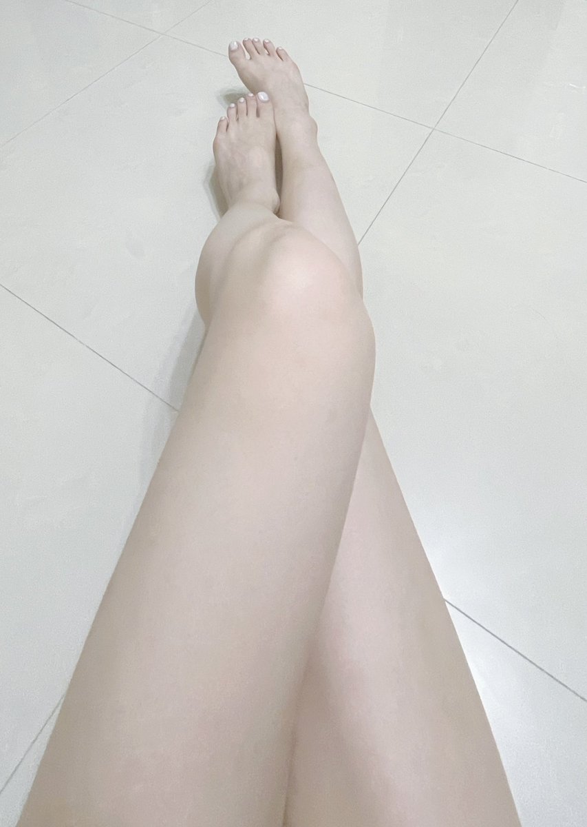 l_julia__'s tweet photo. 腳腳最近都好冷 有熱熱的東西可以幫我暖腳嗎🥺

#美足 #美腿 https://t.co/pecXPKKqnZ