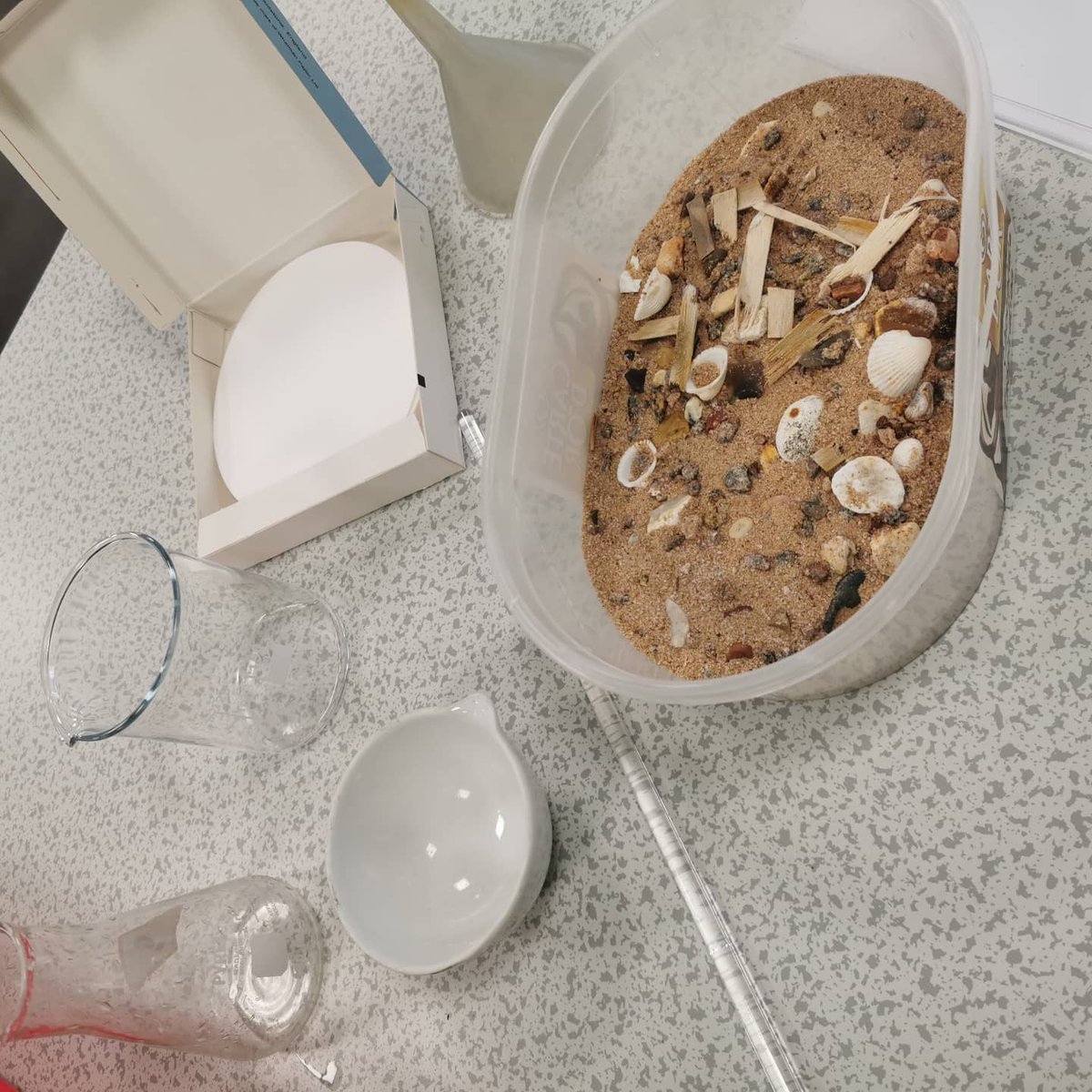 SEC_Science's tweet photo. It was too cold to go to the seaside today so we brought the seaside to Edmundia! Our Elements separated a mixture of sand, salt, driftwood, shells, pebbles and iron nails using various techniques. #magnet #sieve #soluble  #insoluble #dissolved #filtered #evaporation https://t.co/VjiNO9jqyL
