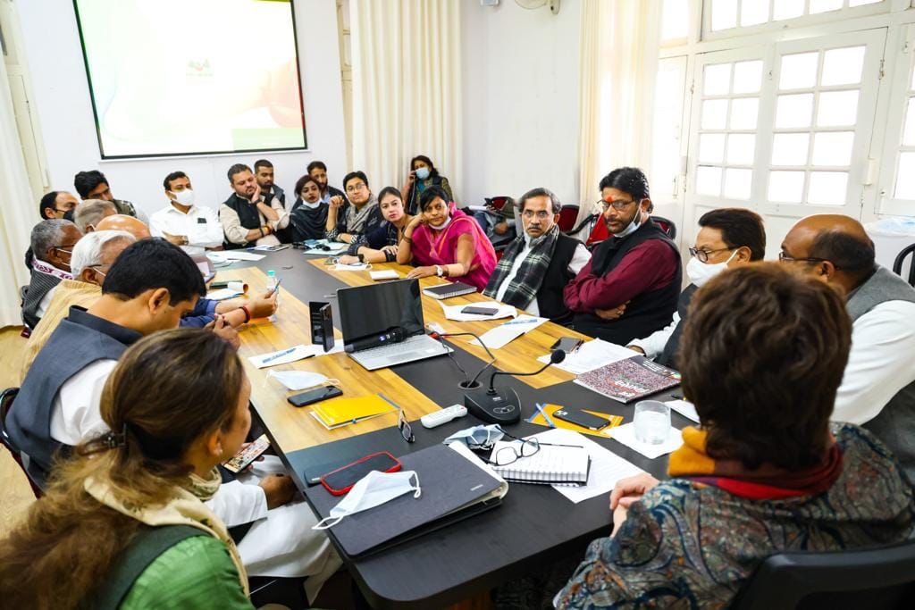 KanishkaPandey_'s tweet photo. उत्तरप्रदेश कांग्रेस के घोषणापत्र में युवाओं, किसानों, महिलाओं, व्यापारियों, वंचित वर्गों समेत सभी तबकों की आवाज को जगह दी गई है, यह प्रगति का रास्ता तैयार करने वाला दस्तावेज होगा: श्रीमती @priyankagandhi
#CongressForUP https://t.co/IYpTCb6Ozp