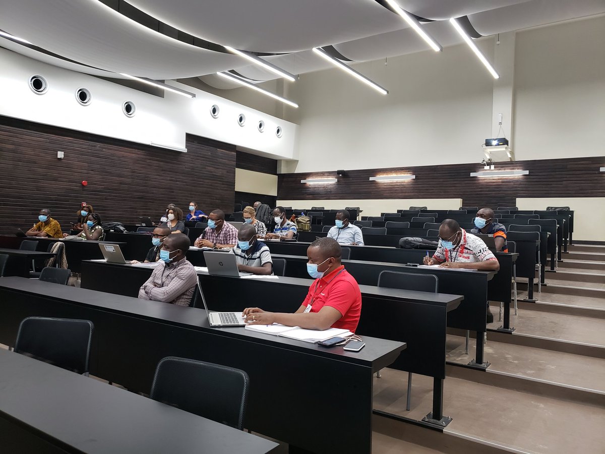 NextGenDRC's tweet photo. #NextGenDRC, #INRB. Apprenants NextGen entrain de suivre le témoignage du Professeur Dieudonné Mumba  Ngoyi sur sa carrière de chercheur! https://t.co/bNHN2aG1B9