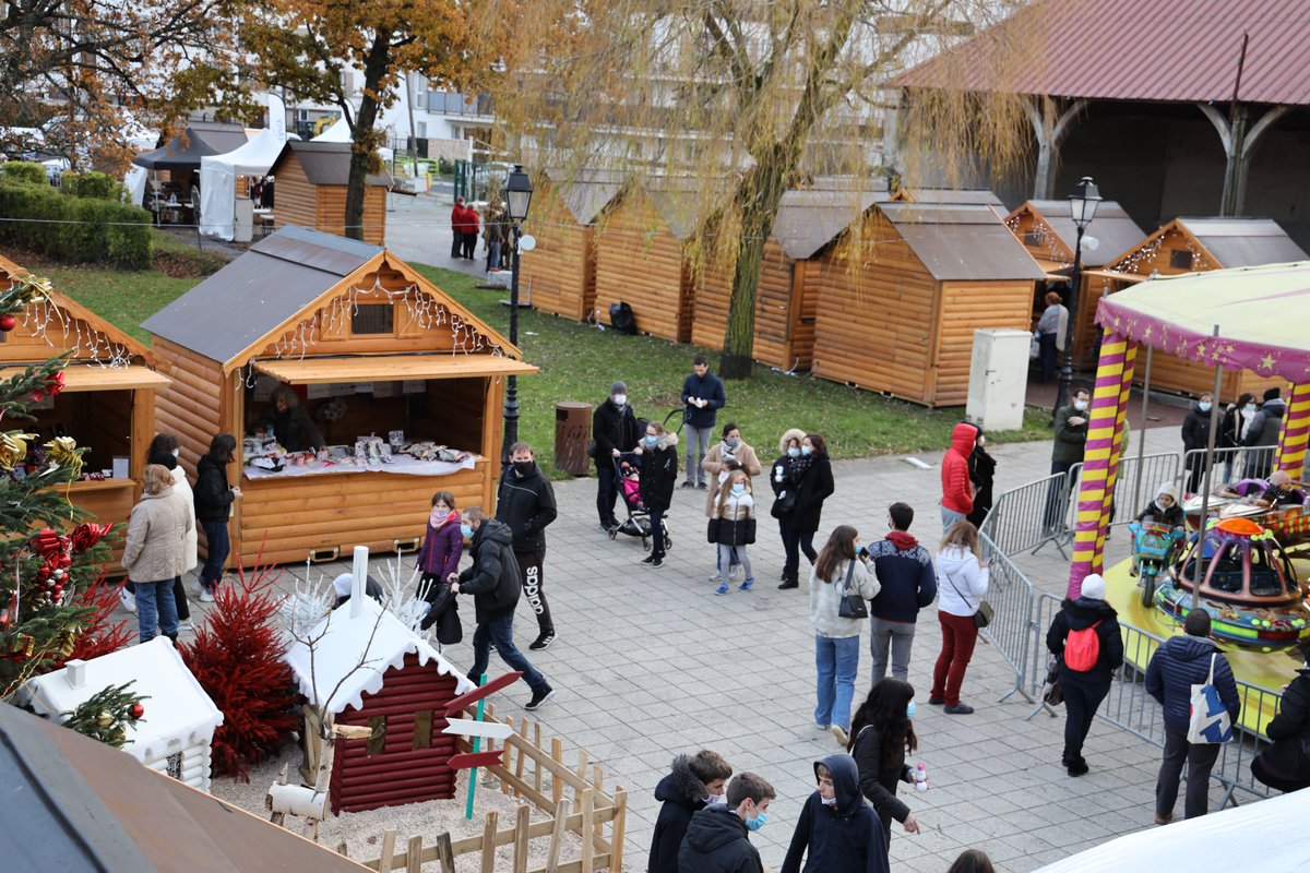 MairieBoisdArcy's tweet photo. >> Beau succès pour le marché de #Noël
Le marché de Noël 2021 qui se tenait les 4 et 5 décembre a réuni cette année une cinquantaine d'exposants.
Rythmé par des animations pour petits et grands, cet évènement était l’occasion de partager des moments festifs et conviviaux. https://t.co/3bR6IShtjG