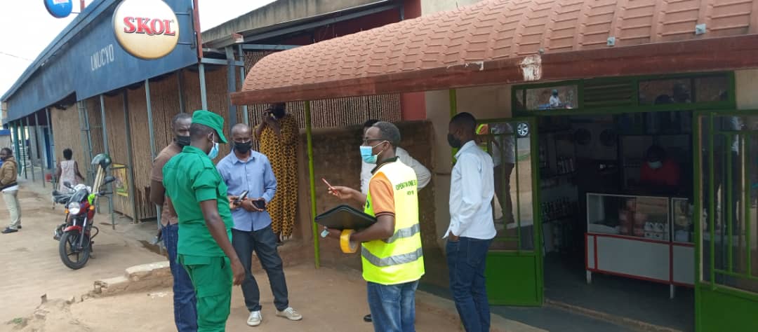 SectorRusororo's tweet photo. Murwego rwo gukomeza kwirinda #Covid_19 twakoze ubugenzuzi muri Centre 'Ubucuruzi ya #RUGENDE harebwa uko amabwiriza yubahirizwa mu bacuruzi.
#OperationOneStop @CityofKigali @Gasabo_District @gatjmv @PudenceR @umwigemepo @ngangare1 @RwandaHealth @DrDanielNgamije @Rwandapolice https://t.co/F2fVdS7e3P