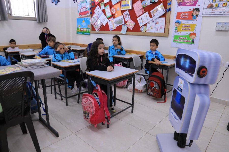 Un robot da clases a los estudiantes en una escuela privada de Gaza. La escuela Moderna Al-Basma en la asediada region Palestina tiene ya un nuevo profesor.
#innovación #educacion