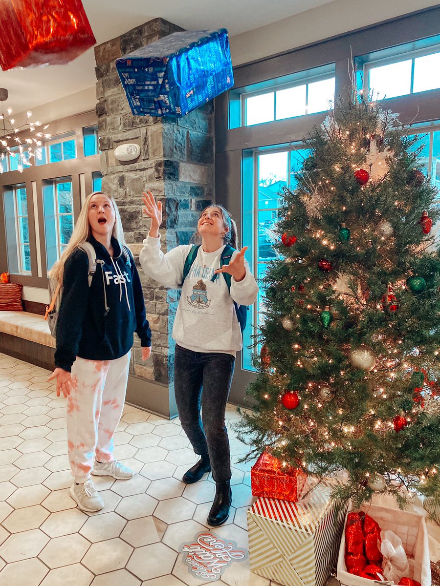 It’s beginning to look a lot like Christmas 🎄🎶
.
.
Is your tree up yet? Please send us a picture of all your holiday decor, Xmas outfits/PJs, and festivities 🥳 We would love to post you on our TL or story 📸🎥 #liveherelivewell #retreatatblacksburg