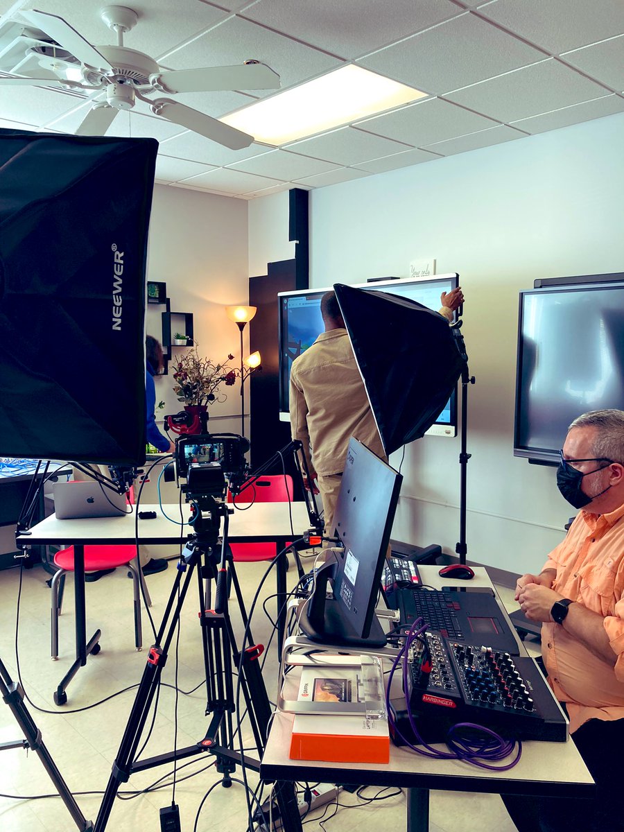 jackietalkthai's tweet image. Setting up and getting ready for @JCPSKY Ts and Ss with @BrainSTEMU to explore during Hour of Code.
Can’t wait to see everyone in the Metaversity!
#JCPSDigIn #JCPSCodes #CSEverywhere #CS4KY #TeachCode